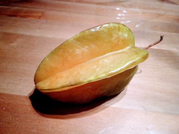 棕色的桌子上放着奇异的水果杨桃图片下载