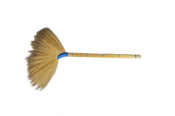 传统手工制作的扫帚，用花和草手工制作在白色背景上。用干花绑成古代扫帚的蓝色编织绳图片下载