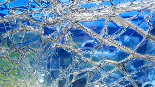 汽车的挡风玻璃坏了。玻璃碎片。一场车祸。危险的交通事故。交通事故。图片下载