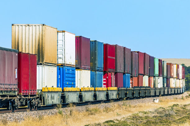 彩色集装箱货运列车将货物送到配送仓库图片下载