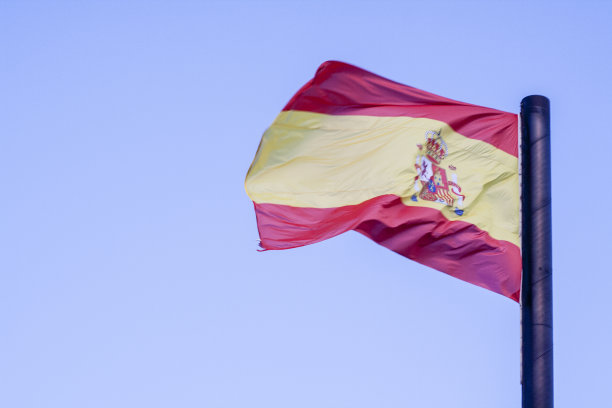 西班牙国旗在空中飘扬图片下载
