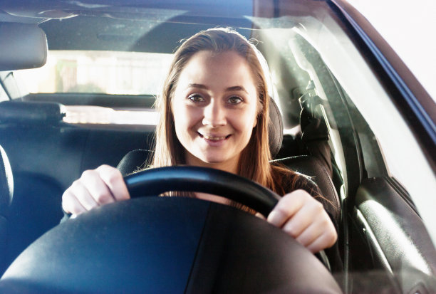 开车的女人开心地笑了图片下载