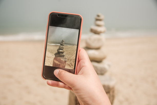 在海滩上拍摄堆积的石头图片下载