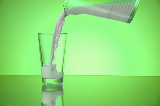 往空杯子里倒牛奶图片下载