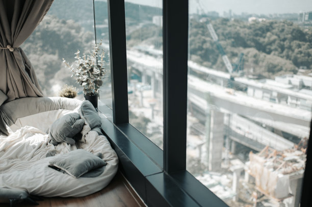 卧室角落，窗户有床垫和靠垫图片下载