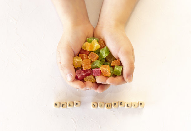 请在黄色的背景上自己写图片下载