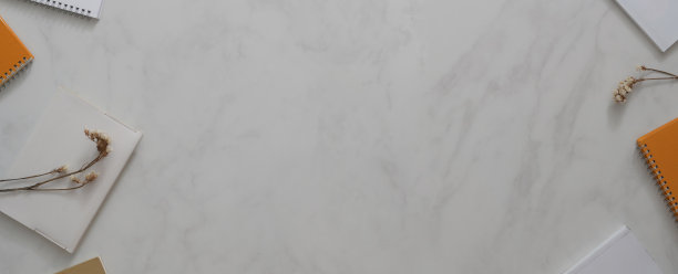 现代工作空间的复制空间，笔记本和装饰在大理石桌上的花图片下载