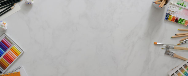 俯视图的现代工作空间与复制空间，绘画工具和文具图片下载