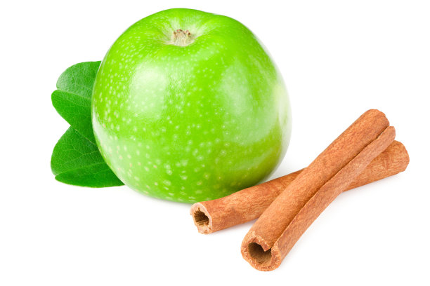绿苹果，绿叶和肉桂孤立在白色背景图片下载