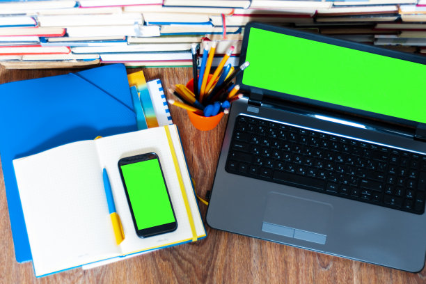 课本、笔记本、绿屏手机、智能手机、绿屏笔记本、叠书。居家办公，远程教育背景，居家理念图片下载
