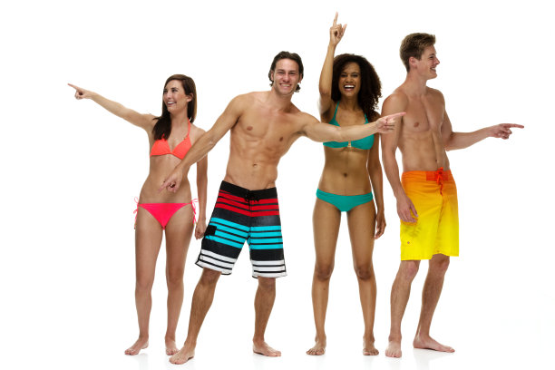 非裔美国人男友穿着泳衣站在那里图片下载