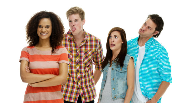 非洲裔嬉皮士女友穿着裤子站在白色背景前图片下载