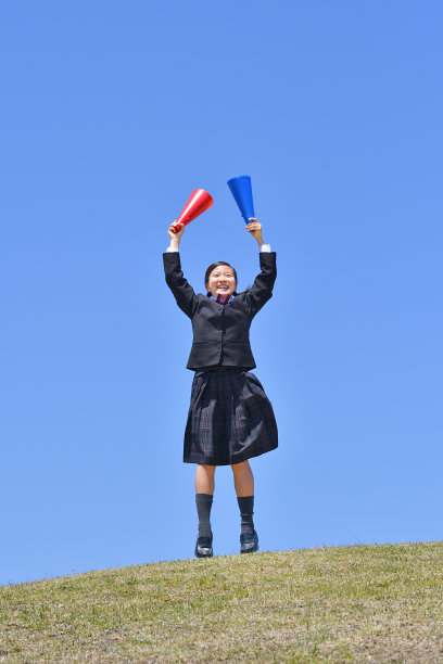 一个日本女孩在蓝天上欢呼图片下载