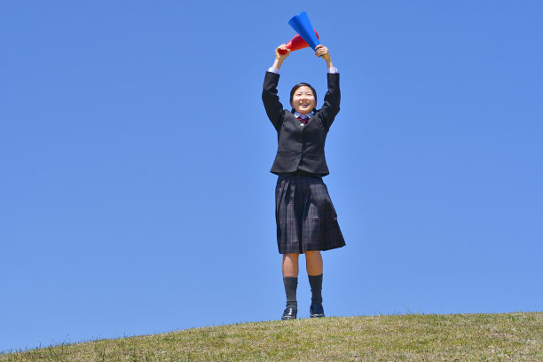 一个日本女孩在蓝天上欢呼图片下载