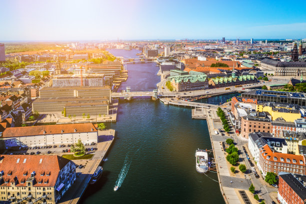 哥本哈根城市景观:海边的现代建筑图片下载