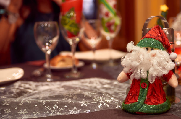 红色的圣诞娃娃装饰圣诞桌子图片下载