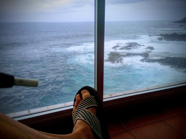 穿着凉鞋的脚在阳台上图片下载