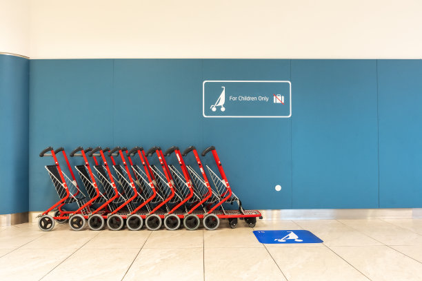 在机场为孩子清空手推车。图片下载