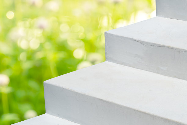 白色水泥楼梯与模糊的春天绿色离开自然背景图片下载