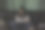 盘腿女士在她的皮沙发上画画，同时用铅笔画画图片下载
