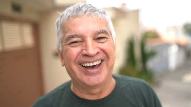 一位老人在街上微笑的肖像图片下载