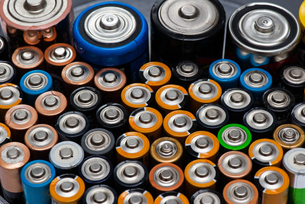 使用的碱性电池AA大小格式不同品牌躺成一排图片下载