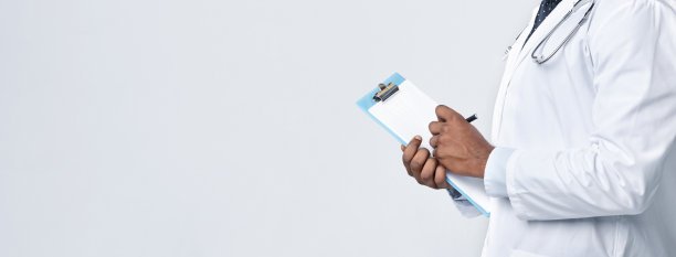 裁剪的黑色医生填写医疗表格图片下载