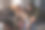 一个白人女孩和她祖父在沙发上玩手机的照片图片下载