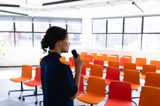 非裔美国妇女在会议室里训练自己图片下载