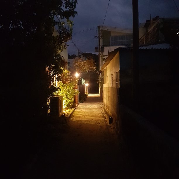 巷子里的灯图片下载