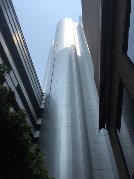 加拉加斯的未来主义金属立面建筑图片下载