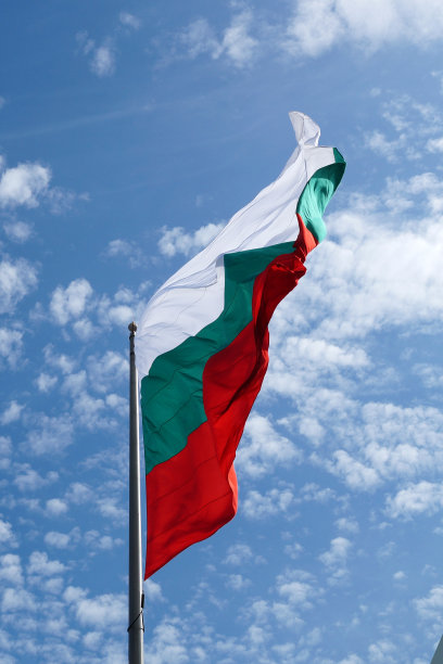 保加利亚国旗迎风飘扬图片下载