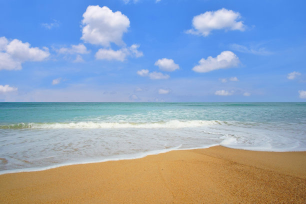 夏天海滩上有海沙图片下载