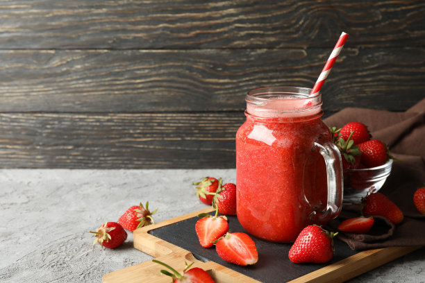 灰色的桌子上，草莓鸡尾酒。夏日浆果图片下载