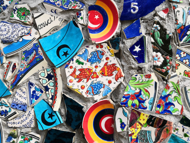 彩色的装饰花卉传统陶瓷碎片破碎后用于户外墙面。图片下载