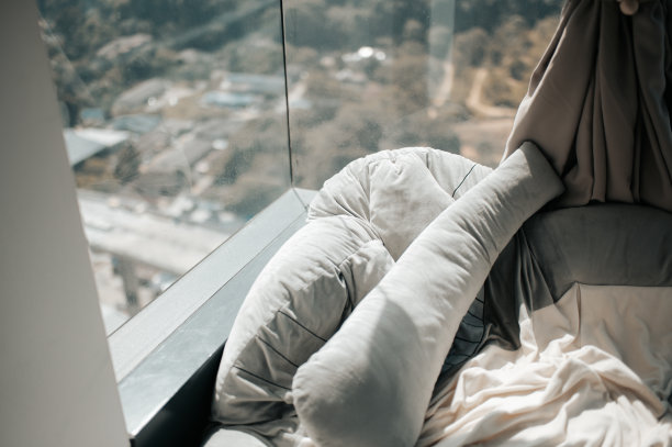 卧室角落，窗户有床垫和靠垫图片下载