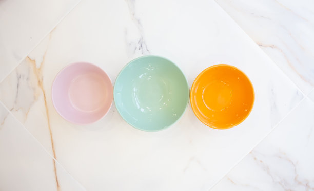 白色大理石上的盘子。碗没有不同颜色的食物，俯视图，平面布局。粉色,蓝色,橙色图片下载