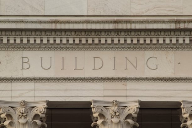 砂岩新古典主义政府建筑中“建筑”一词的特写图片下载