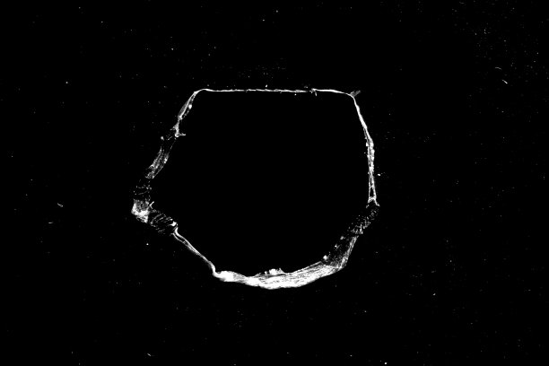 黑色背景上玻璃上的洞和裂缝。图片下载