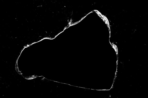 黑色背景上玻璃上的洞和裂缝。图片下载