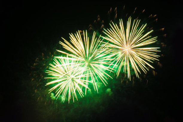 绿色烟花在夜空中绽放图片下载
