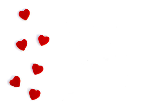 在孤立的白色背景上的心形状的红色果冻糖果下降心的概念。图片下载