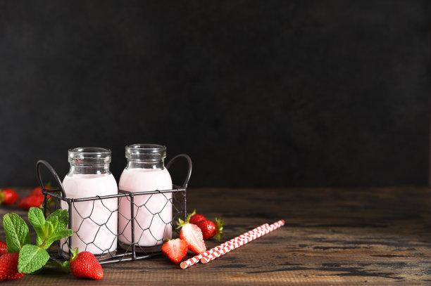 木背景上的草莓酸奶冰沙。排毒菜单。图片下载