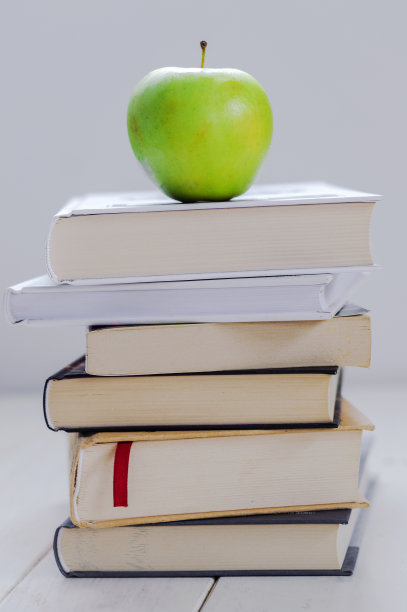 书和苹果图片下载