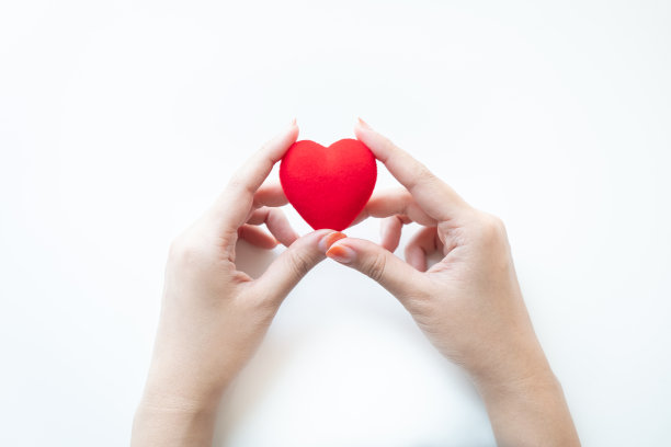 女人的手上拿着一颗红心图片下载