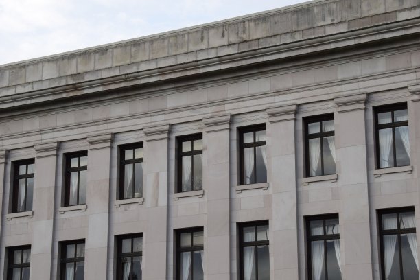 带窗户和窗帘的新古典主义砂岩建筑图片下载