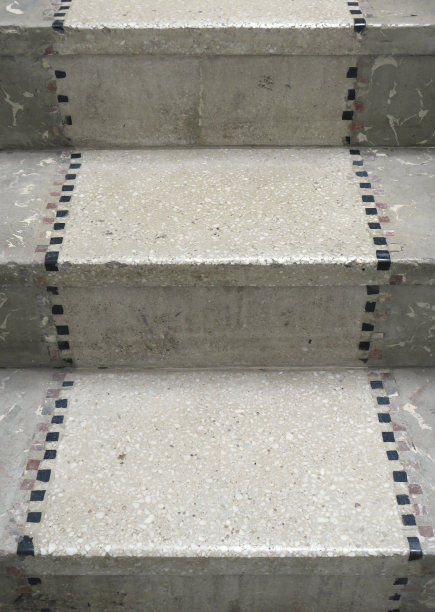 关闭了。楼梯的背景在灰色色调与优雅的设计。大理石楼梯。建筑细节。图片下载