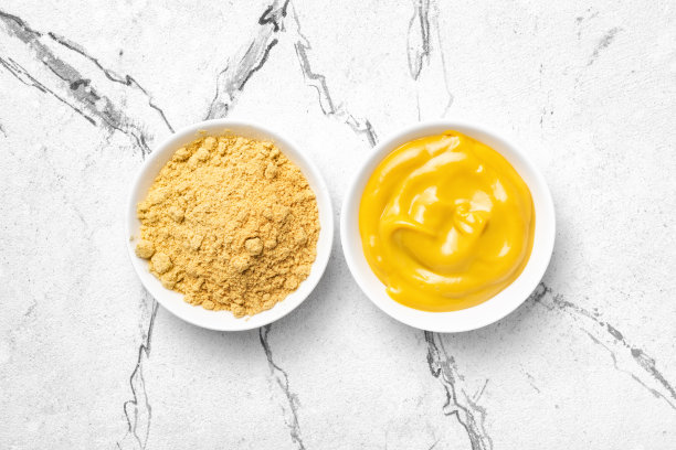 自制的黄色芥末酱和粉放在小碗里图片下载