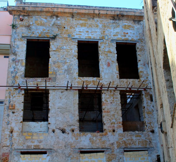 在意大利巴勒莫的历史中心，一个古老的无人居住的建筑的正面图片下载