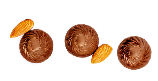 白色背景上孤立的杏仁巧克力糖果。前视图。食物Creativa布局图片下载